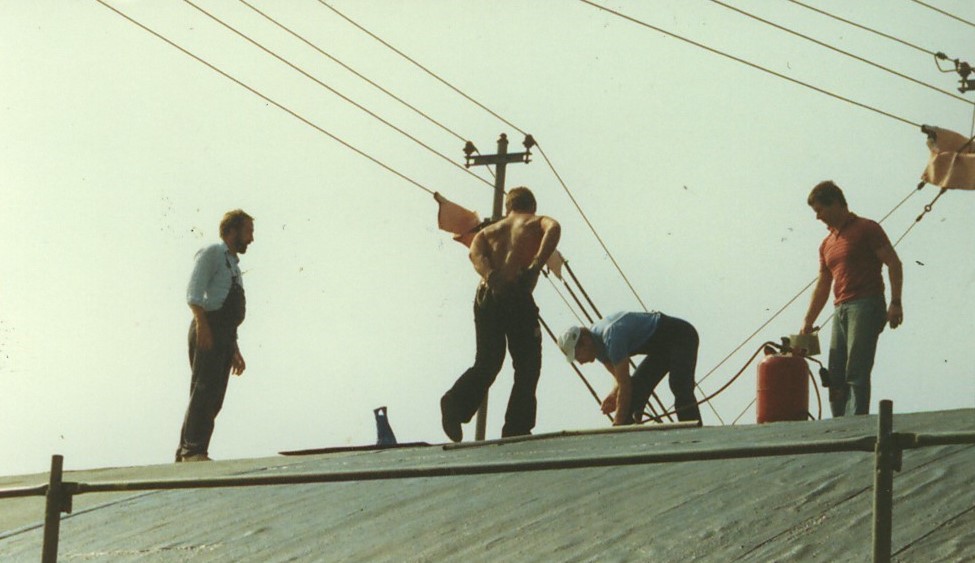 Handwerker auf dem Dach der Halle